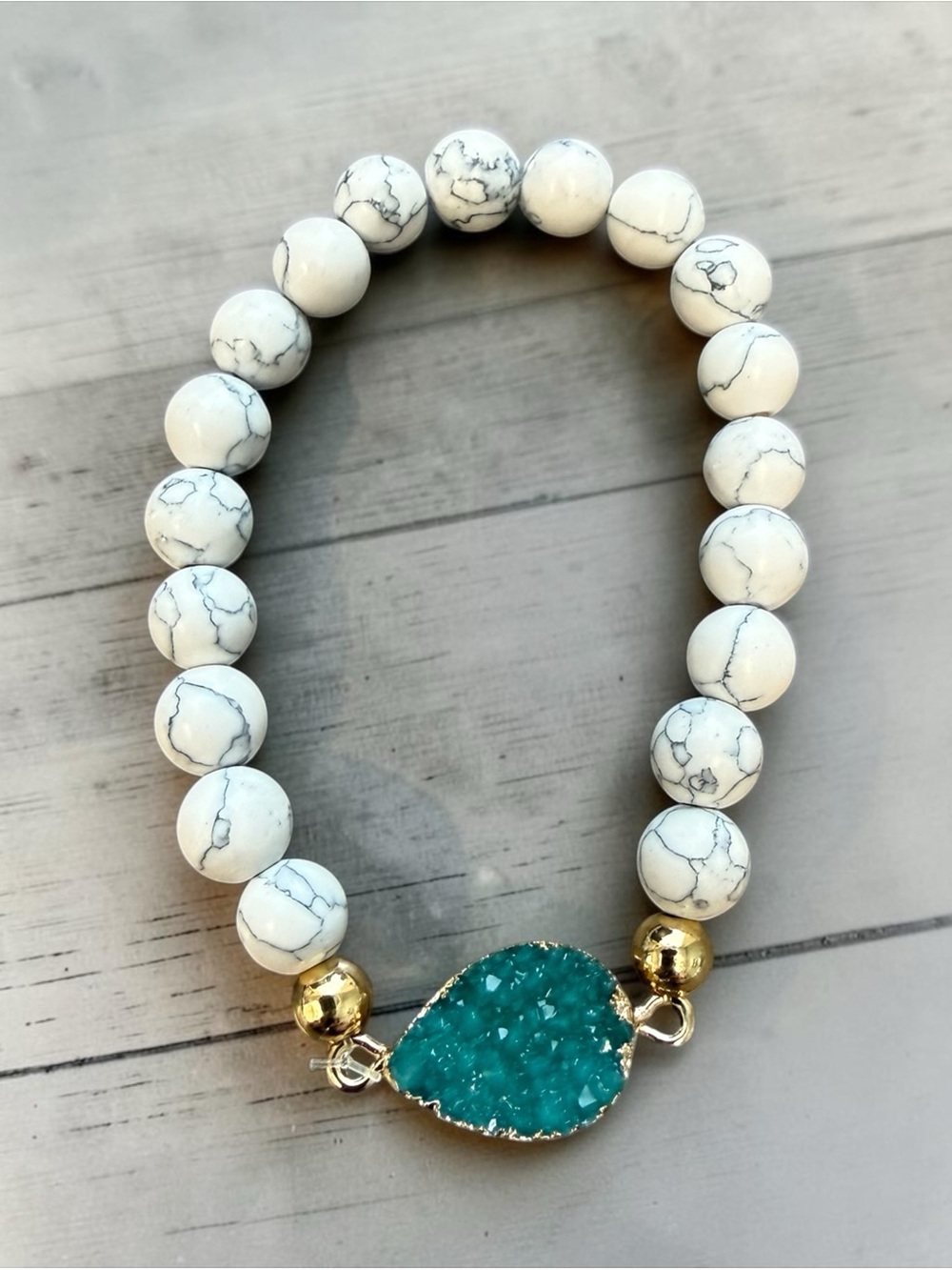 🖤White Howlite Bead Bracelet with Teal Druzy Accent/NWOT🖤